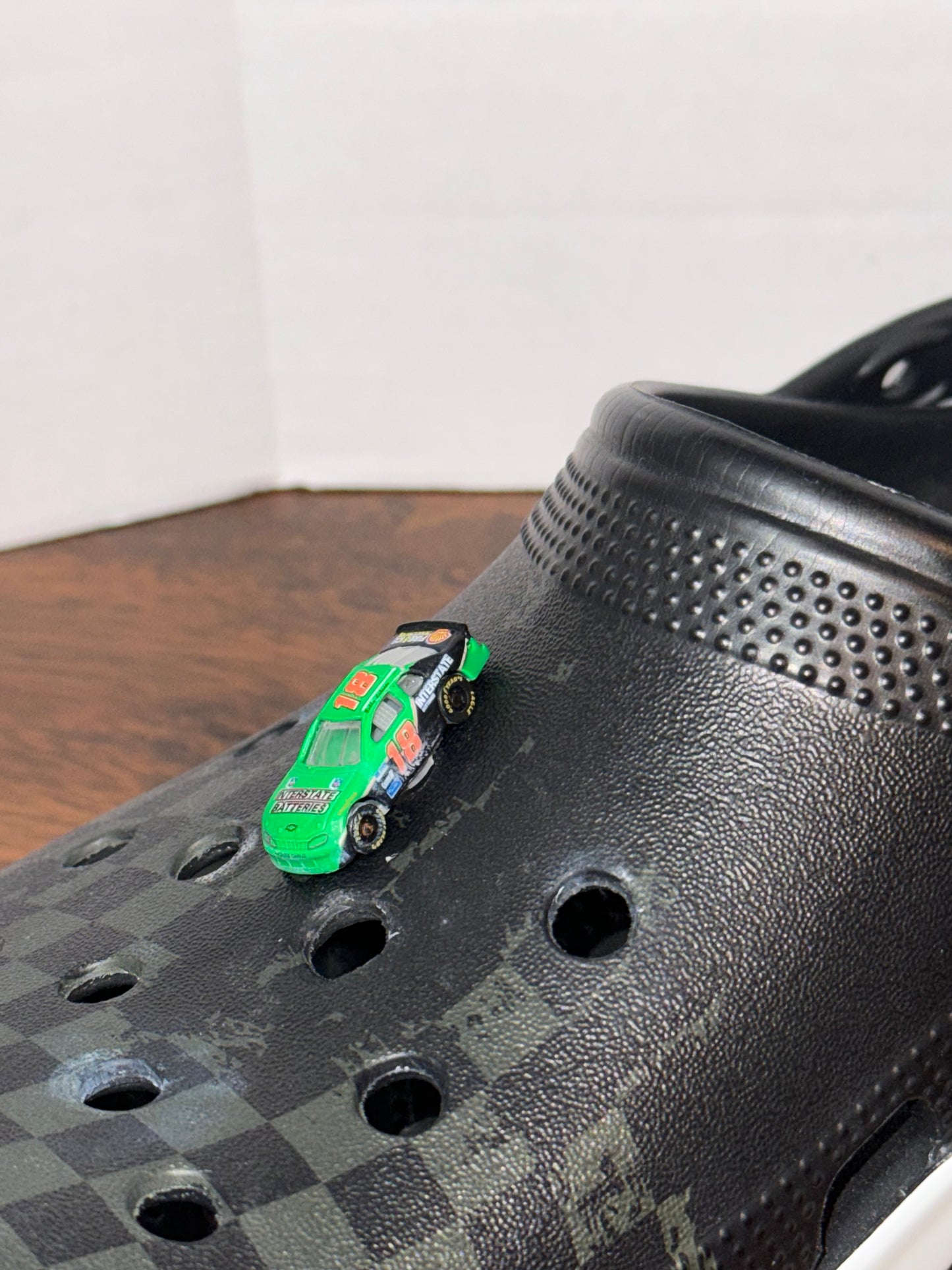Nascar Croc Charm - Bobby Labonte #18 Interstate Batteries (1:144)