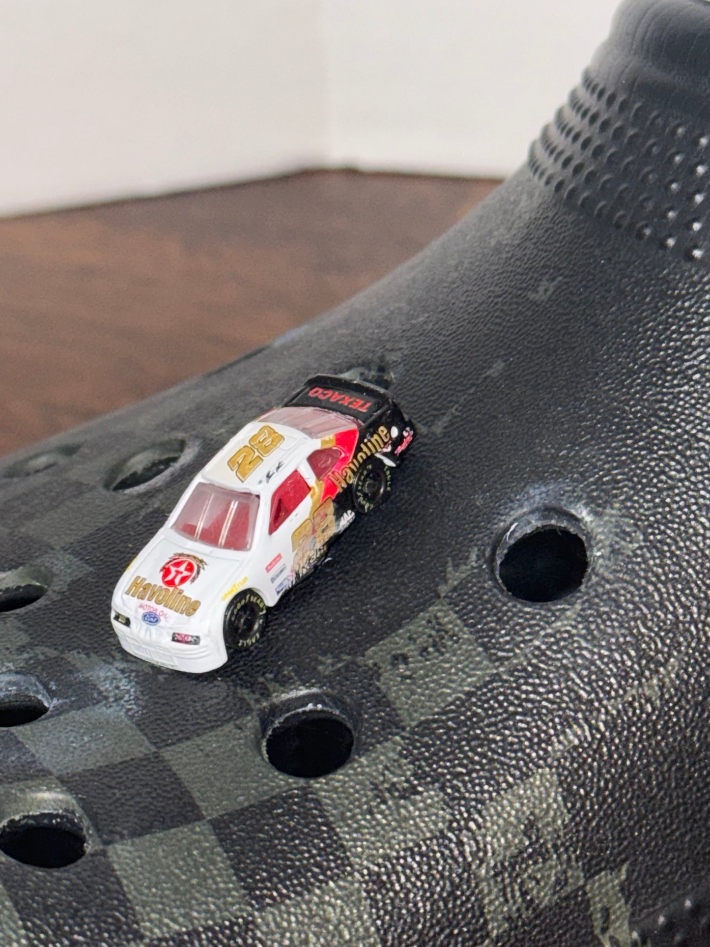 Nascar Croc Charm - Ernie Irvan #28 Halvoline (1:144)