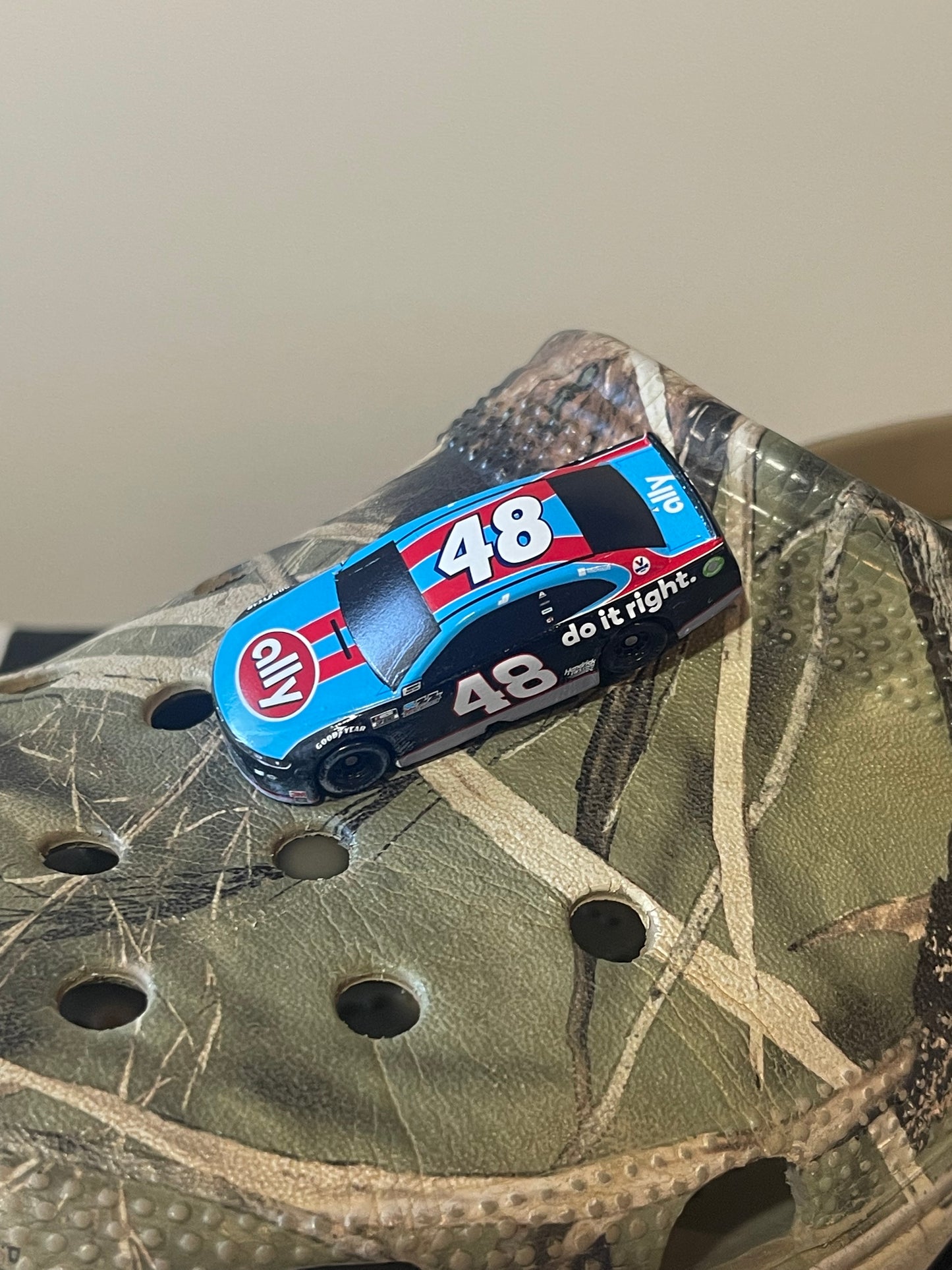 Nascar Croc Charm - Jimmie Johnson #48 Ally (7 Time Champs Throwback) (1:87)