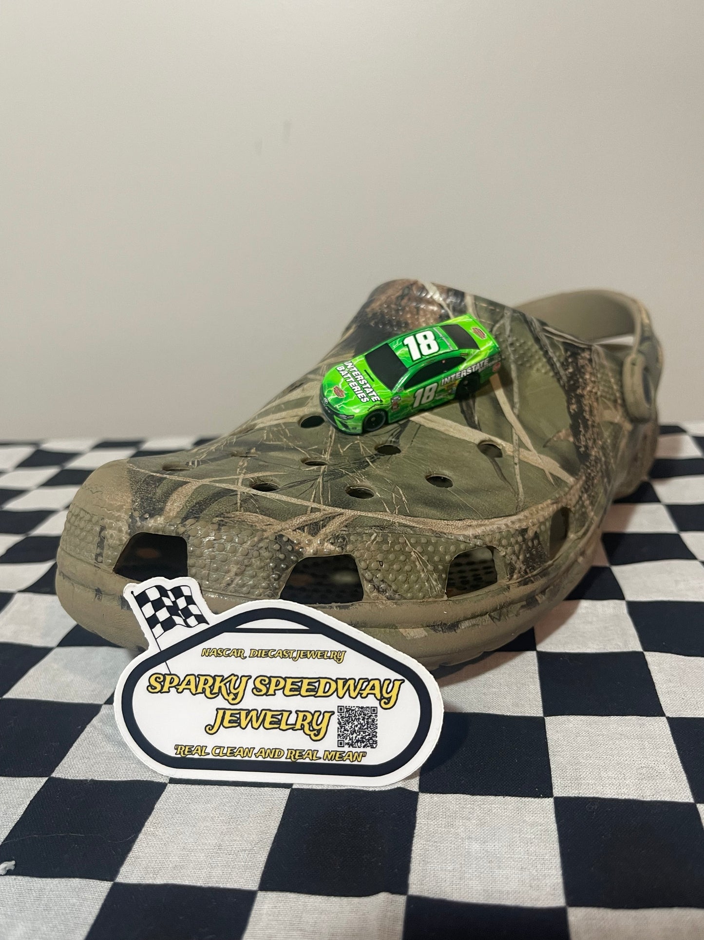 Nascar Croc Charm - Kyle Busch Interstate Batteries (1:87)