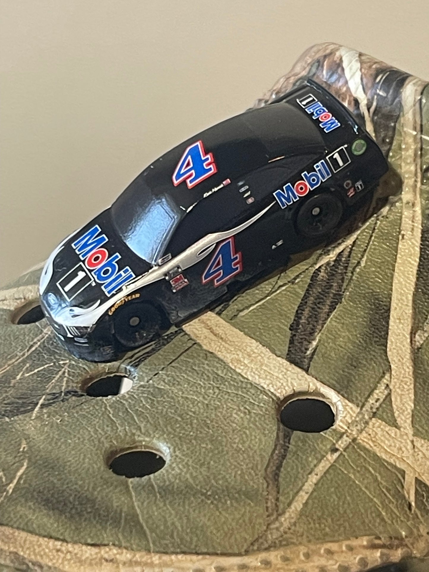 Nascar Croc Charm - Kevin Harvick #4 Mobil 1 (1:87)