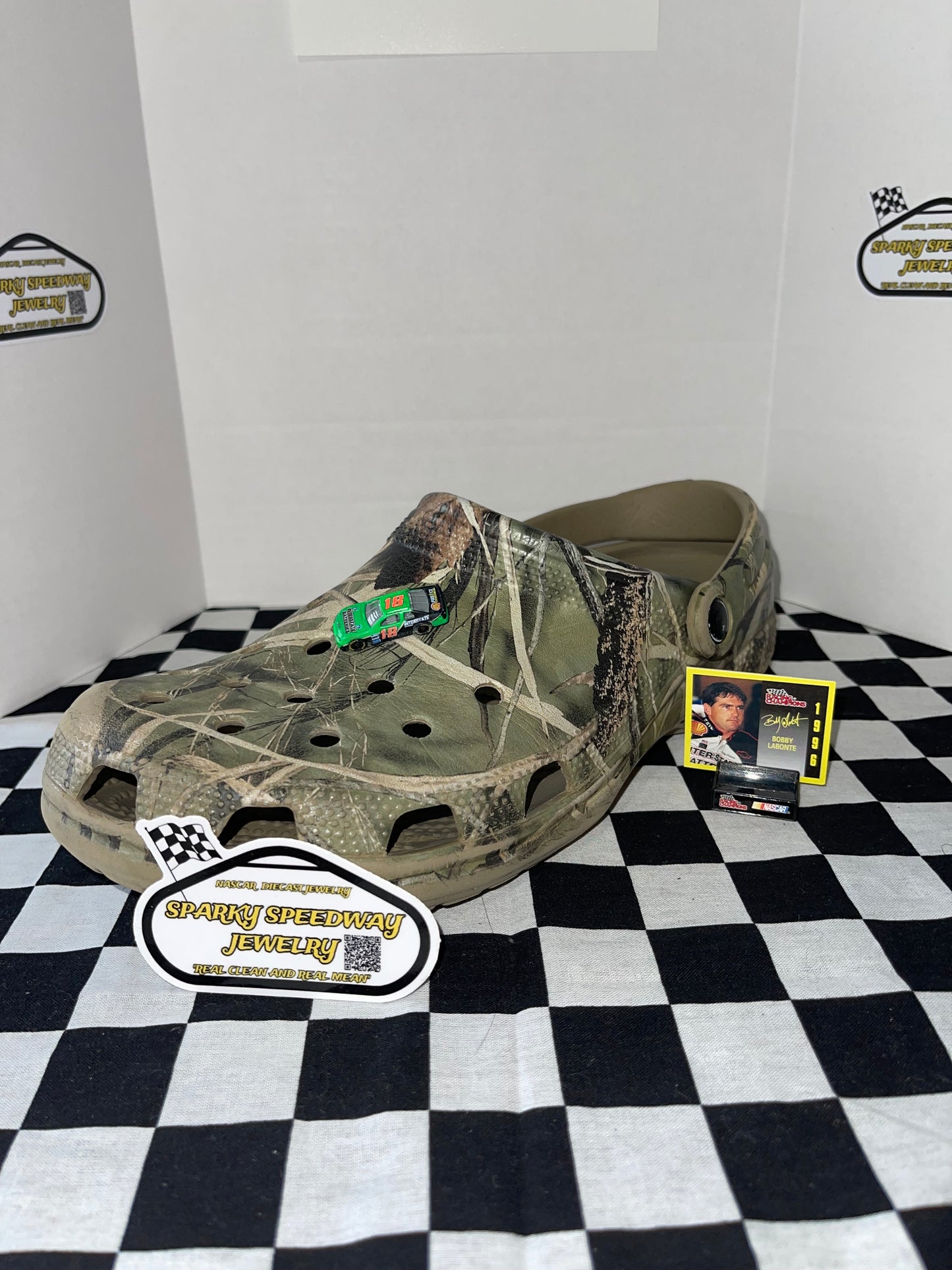 Nascar Croc Charm - Bobby Labonte #18 Interstate Batteries (1:144)