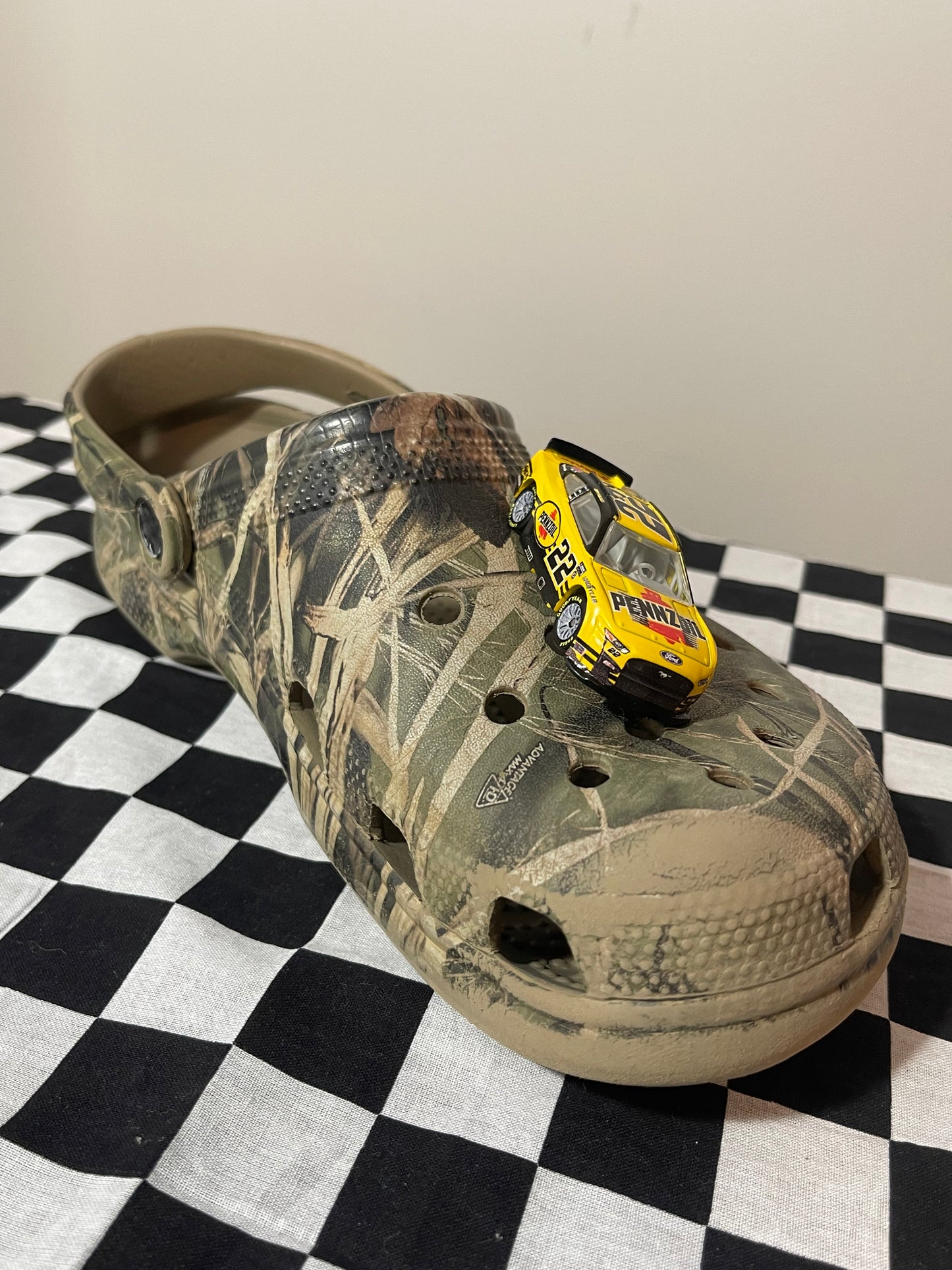 Nascar Diecast Croc Charm - Joey Logano #22 Pennzoil