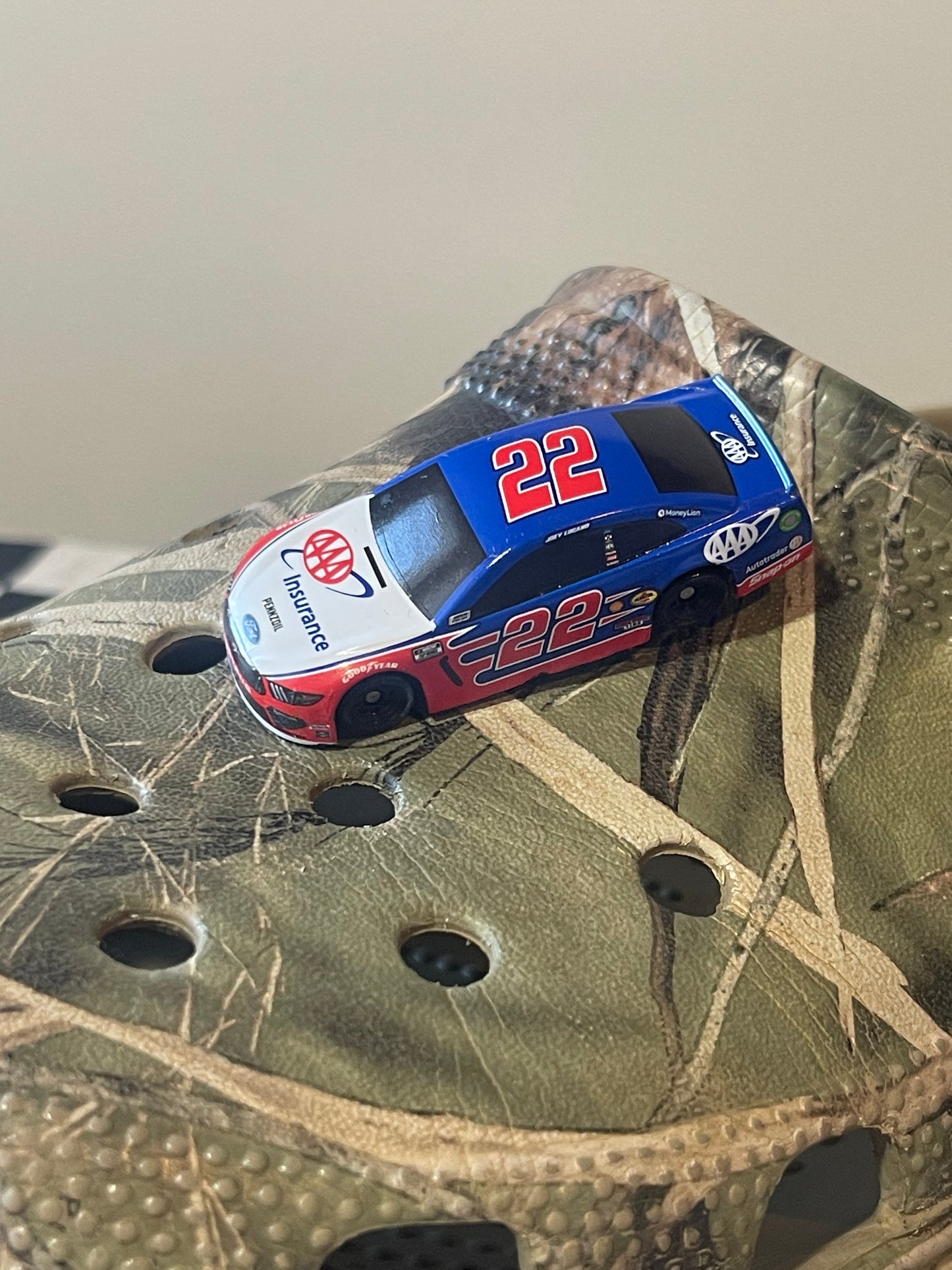 Nascar Croc Charm - Joey Logano #22 AAA Insurance (1:87)