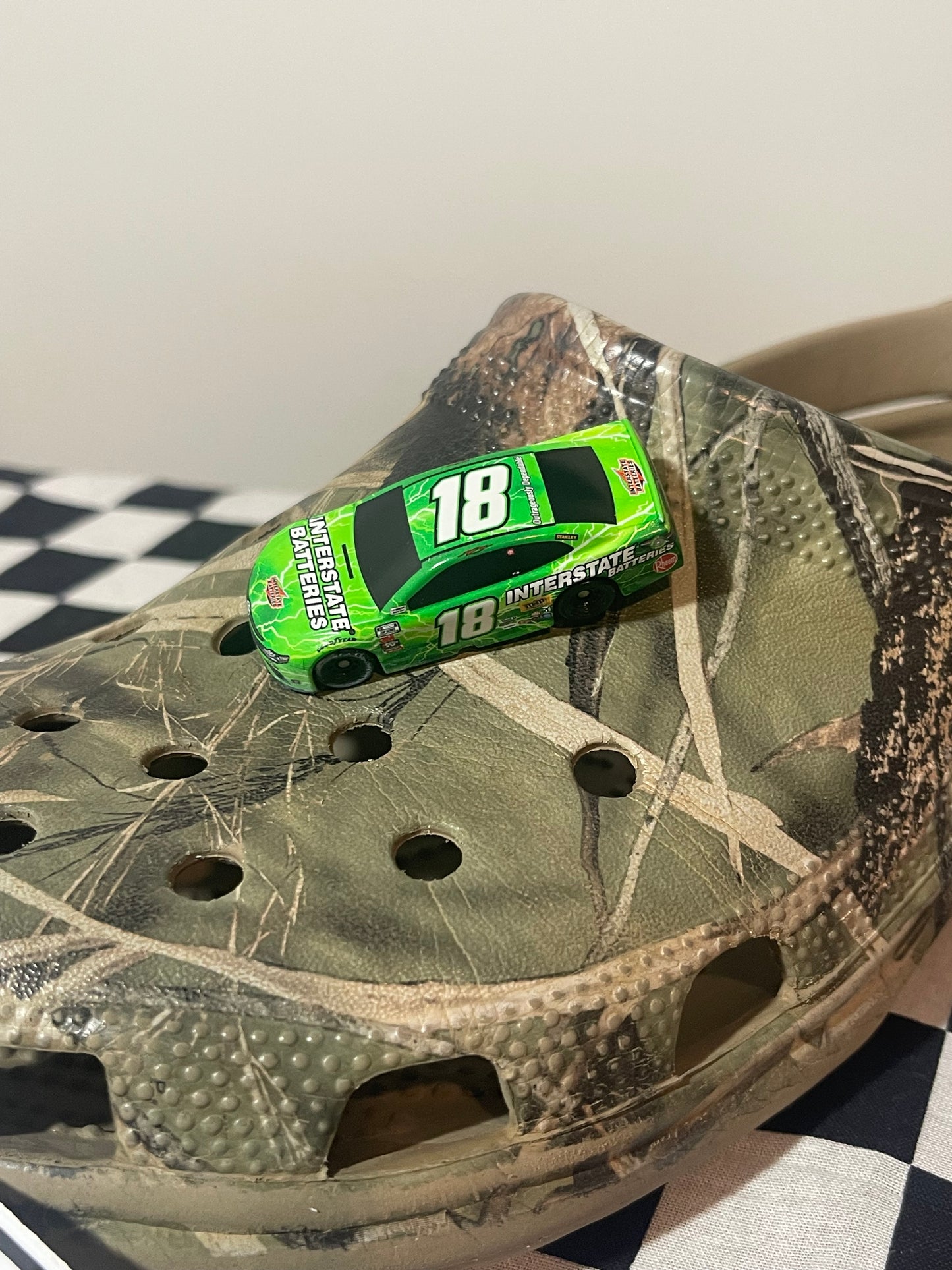 Nascar Croc Charm - Kyle Busch Interstate Batteries (1:87)